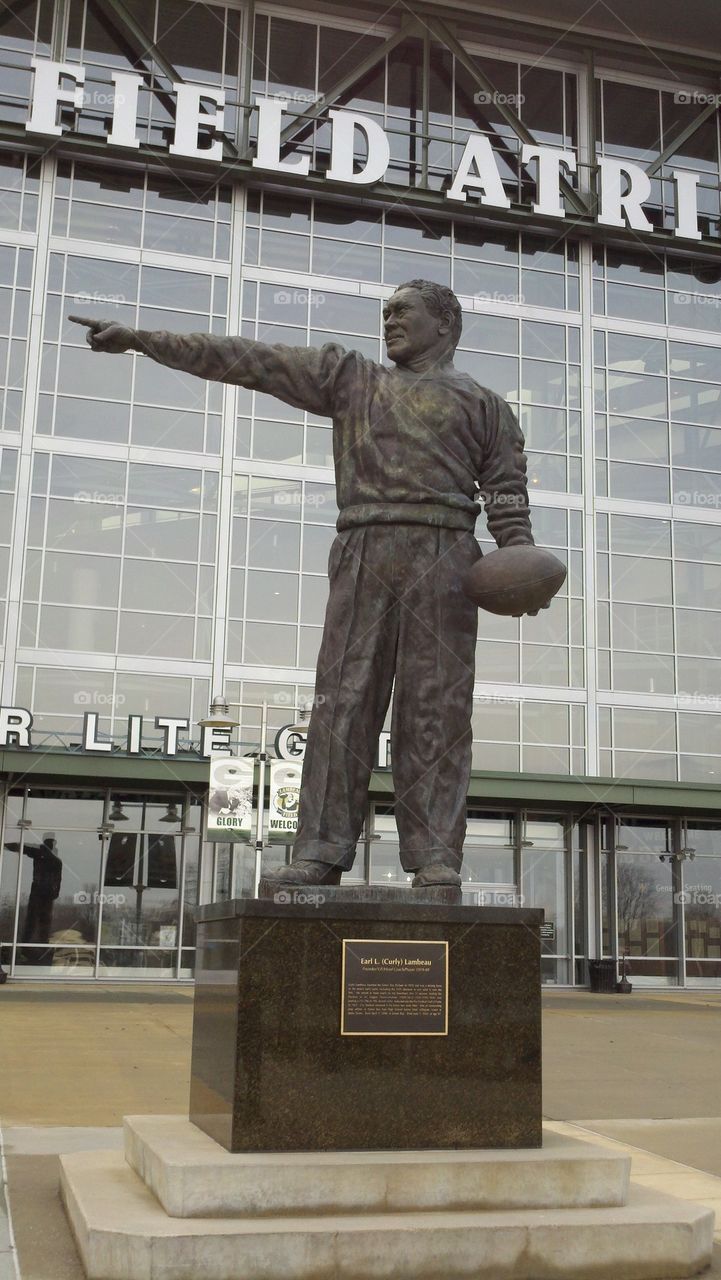 Curly Lambeau Statue