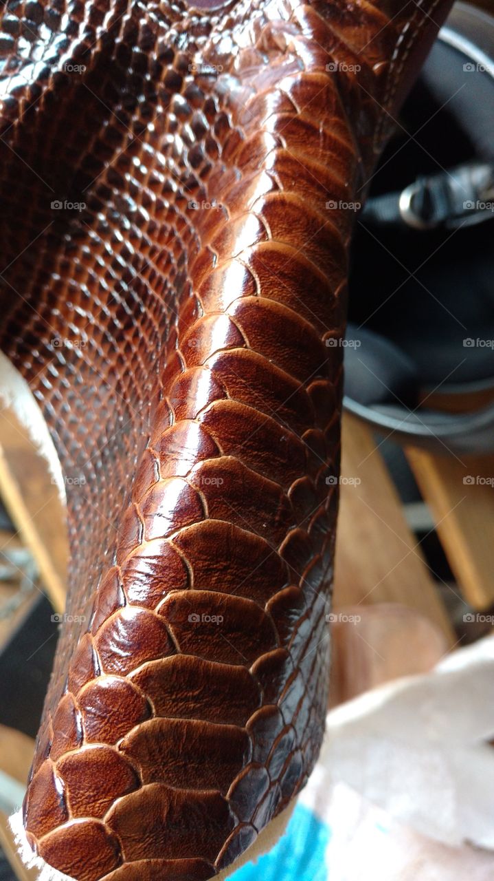 Couro prensado, para fabricação de botas.