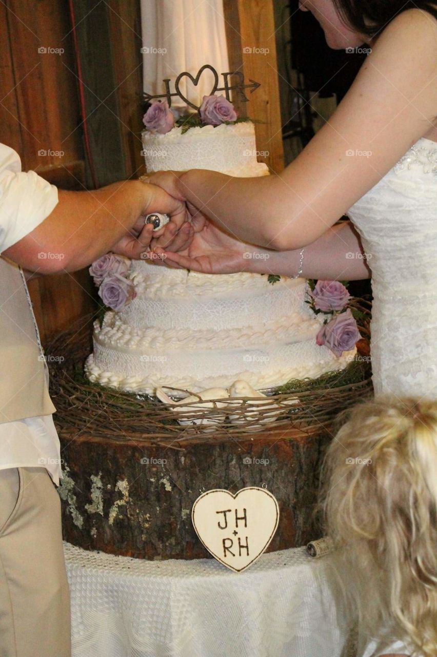 Cutting cake wedding