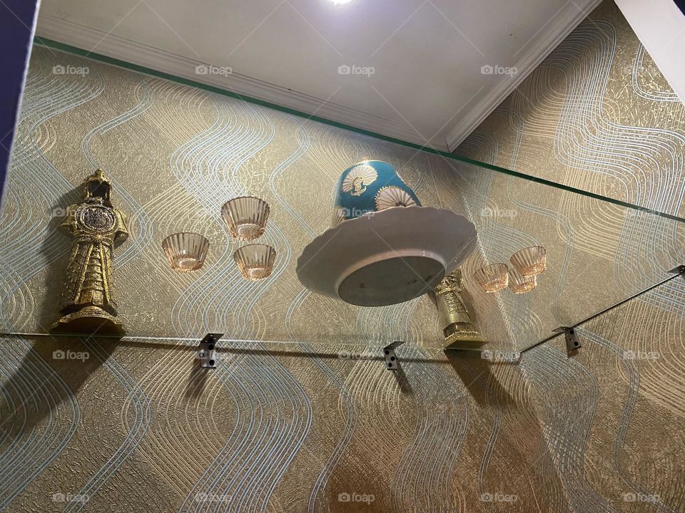 Objects on the shelf 