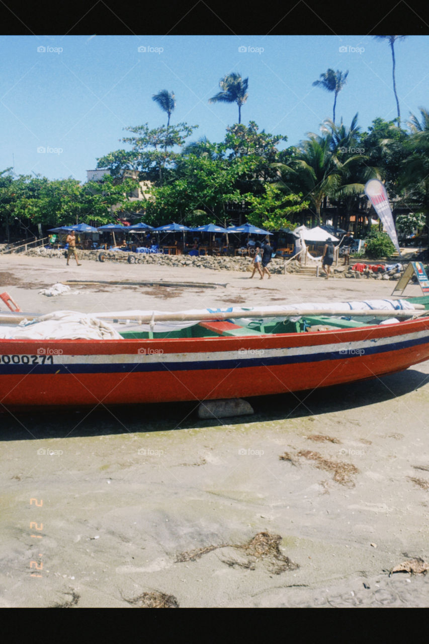 Barquinho na areia em jericoacoara 