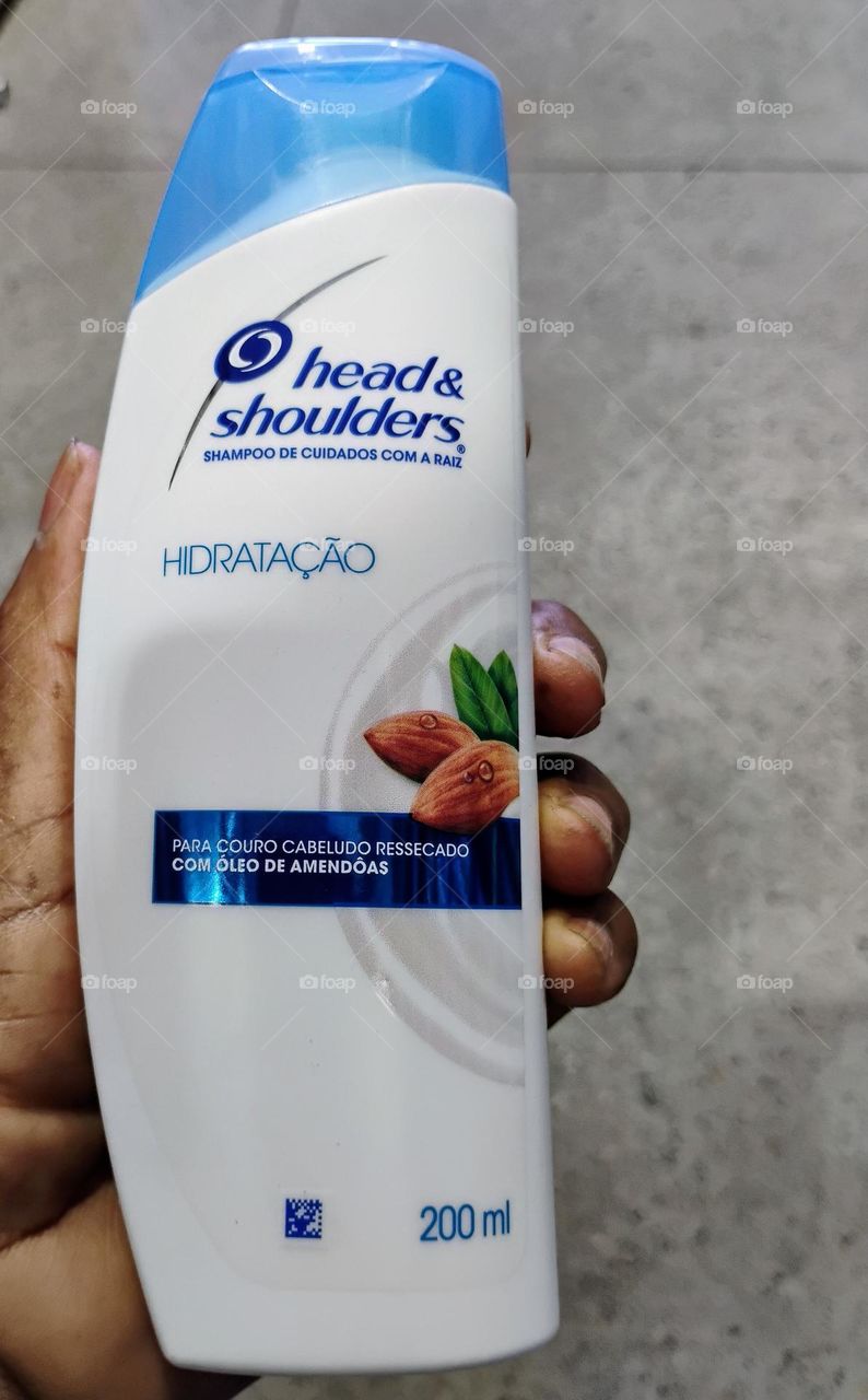 Couro cabeludo seco, sensível e com caspas? Head & Shoulders, shampoo de cuidado com a raiz hidratação com óleo de amêndoas, equilibra o pH do couro cabeludo, eliminando até 100% da caspa, promovendo a hidratação e, nutrição dos seus cabelos