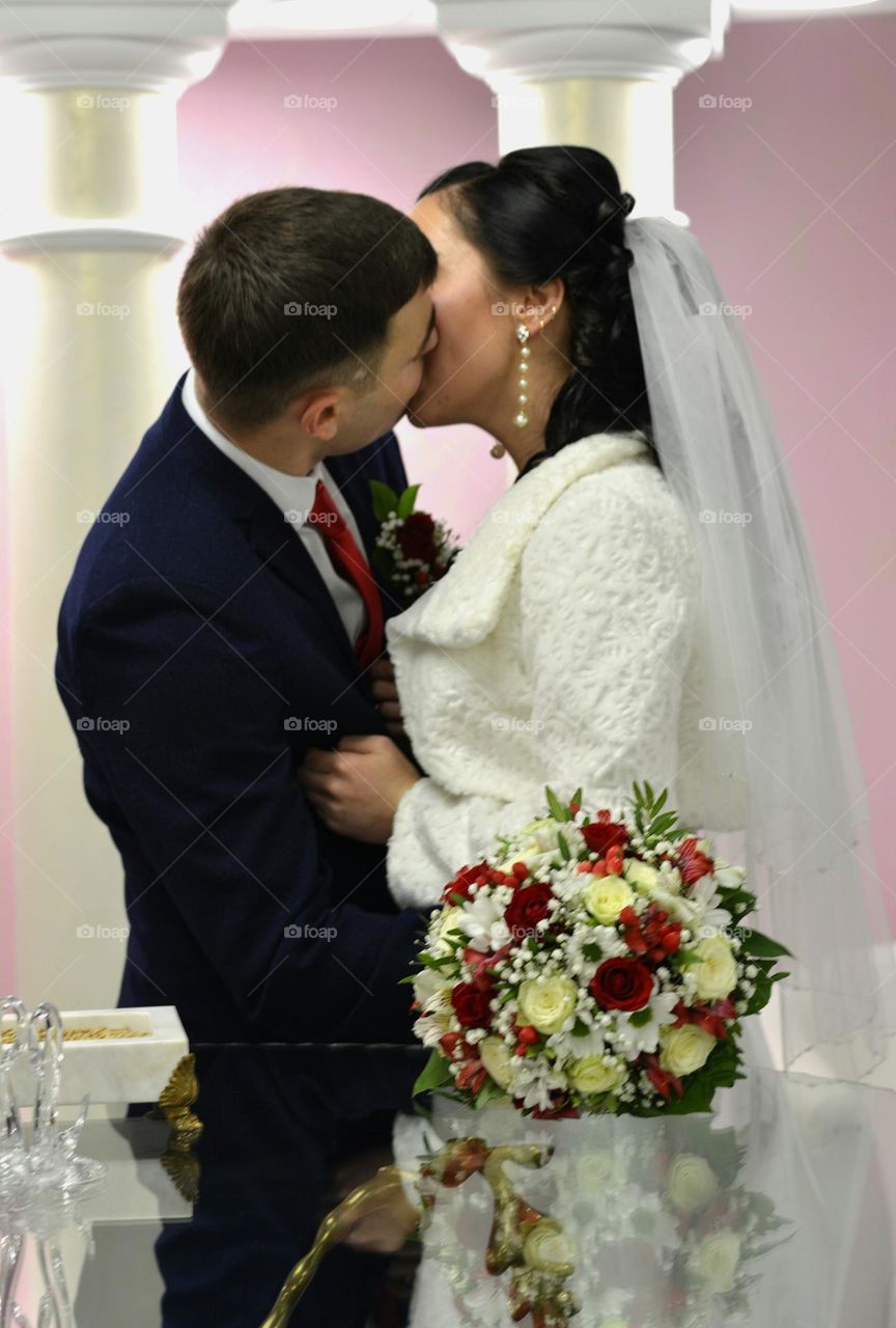 couple kisses, wedding