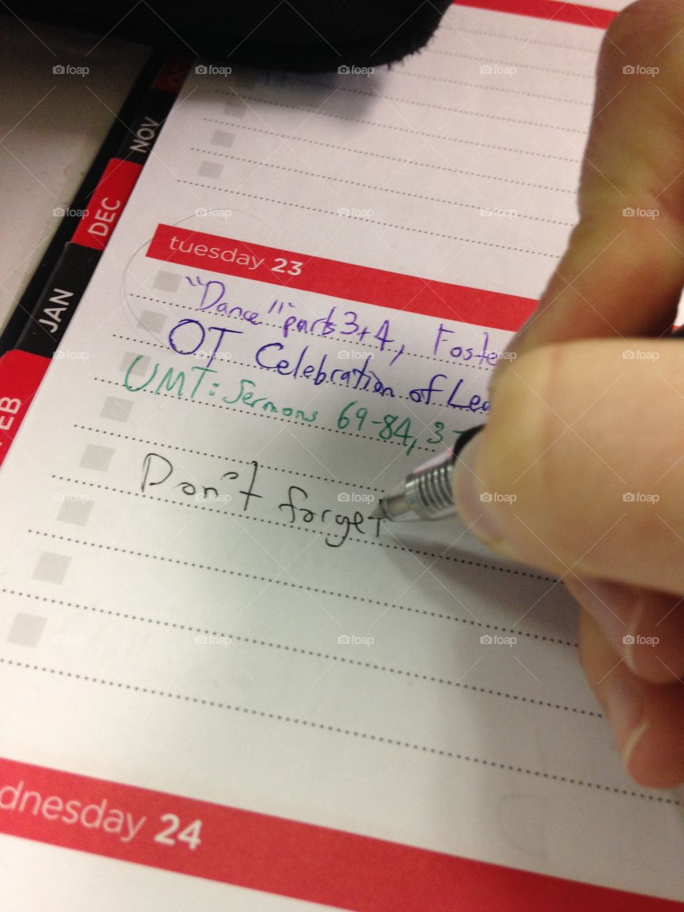 Schedule planner note writing "don't forget" (right-handed)