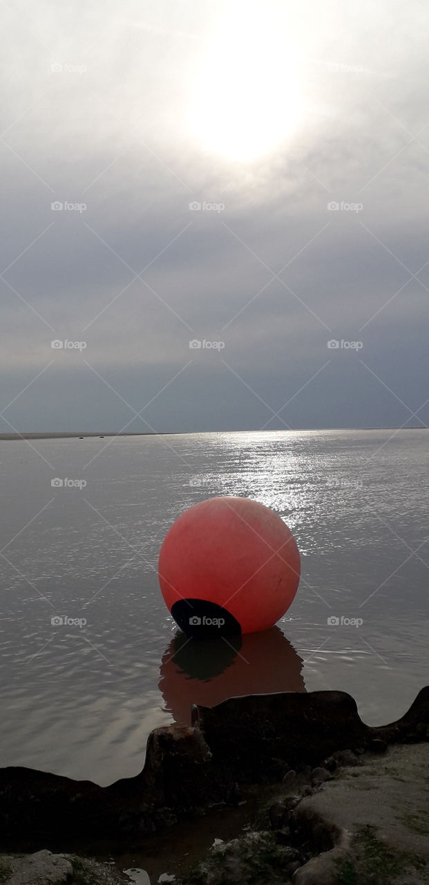 bouée et couché de soleil