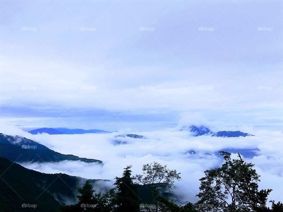 Beautiful mountain scenery with sea of clouds