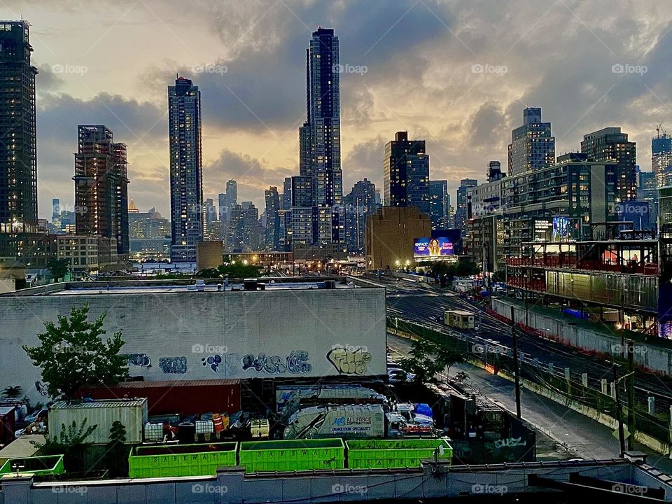 This is LIC seen from the staircase of the „Pulaski Bridge“ descending on the „Queens“ side. Straight ahead the train tracks, parts of LIC and in the furthest distance „Manhattan“ can be seen. 2023. Hypnotic Productions