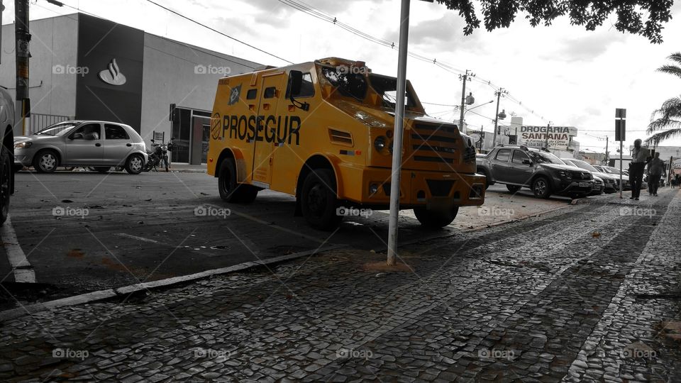 Carro forte. Segurança bancária. Bens, finanças. Background amarelo com fundo preto e branco.