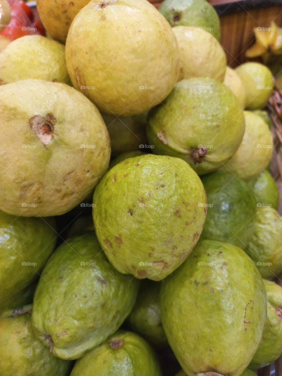 Goiaba  é uma fruta saborosa, rica em fibras, e de baixo Índice  Glicêmico. Além  disso é uma excelente fonte de antioxidantes, como vitamina C, a fruta ainda colabora para a sensação  de saciedade da fome