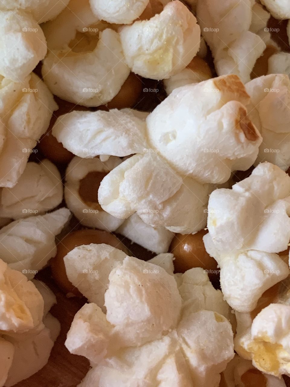 Popped white popcorn