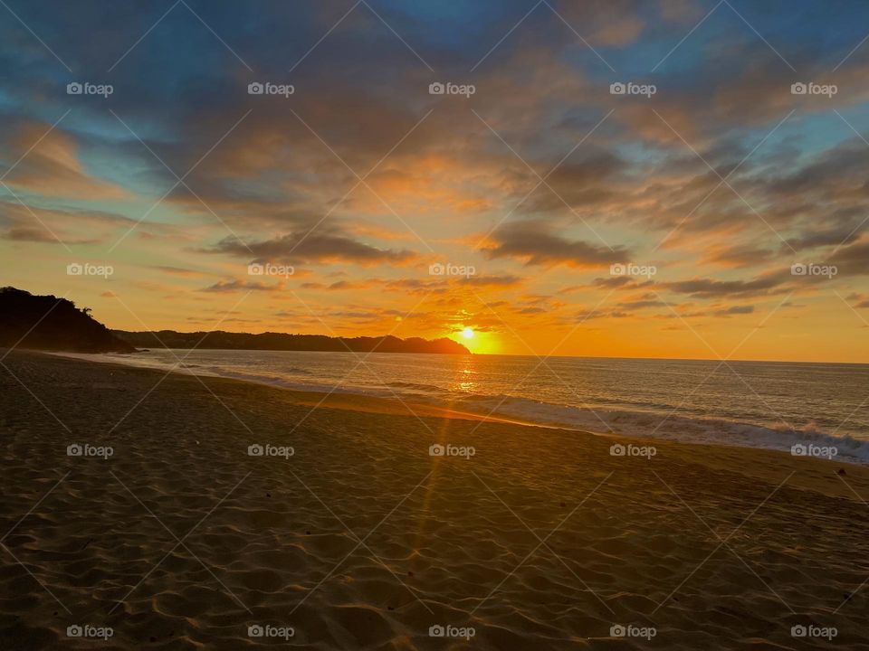 Hermoso atardecer en la playa 