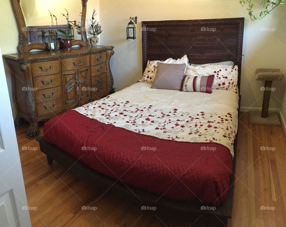 Sleigh bed and dresser in our guest room. 