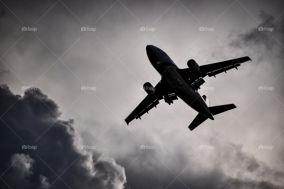 A Pakistani Airbus A310 on approach to Islamabad.