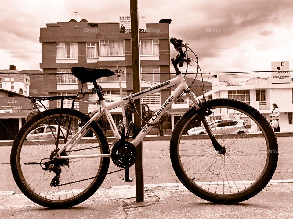 Abandoned bike in the city