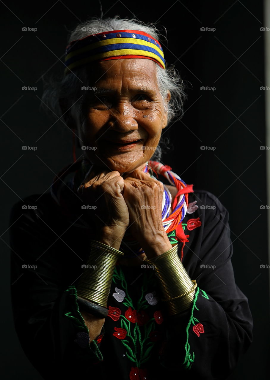 These sub-tribe Bidayuh ladies wear copper coiled rings on their forearms and calves; these rings are called ruyang and rasung.