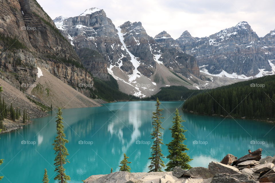 Lake and glacier around it 