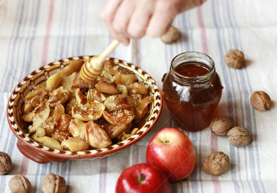 Prepare food, baked apples with honey and walnuts