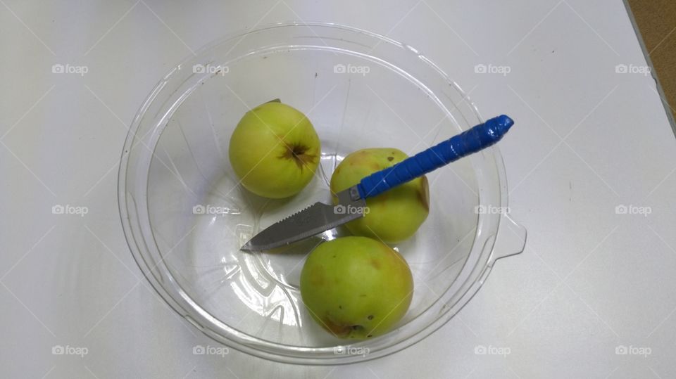 Натюрморт: яблоки и нож