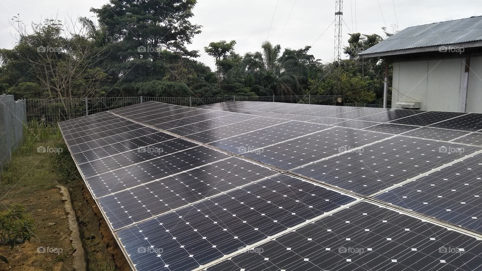 susunan panel surya di pembangkit listrik tenaga surya komunal desa talang aro kecamatan muara bulian kabupaten batanghari provinsi jambi