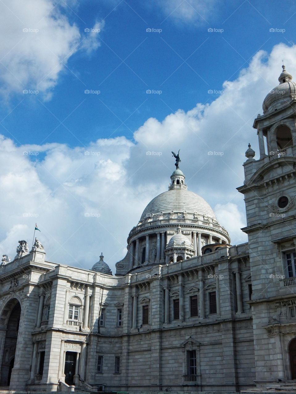 Side front shot of Victoria Memorial in Kolkata