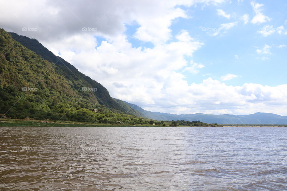 The beautiful Lake Manyara. Many trees and bushes along the „coast“.