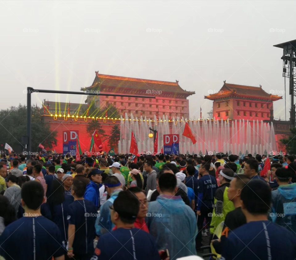 The North and the South now meet, the audience in unison.
Runners open face frequency response, Xi’an city happy marathon.