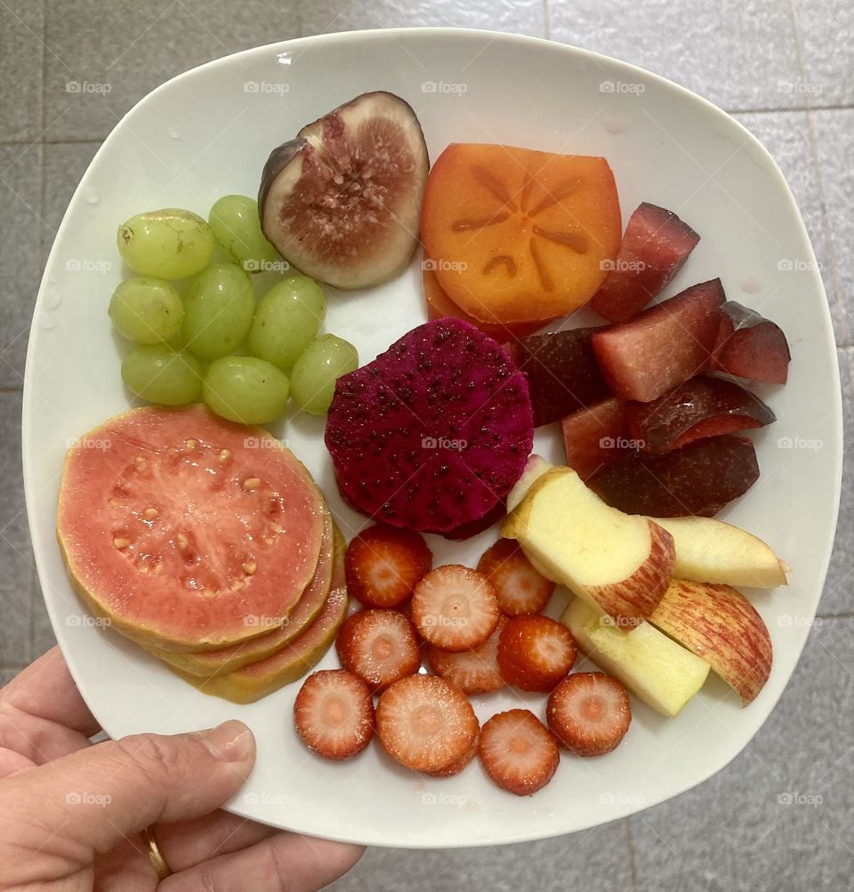 🇧🇷 Hora das frutas gostosas! Hoje temos; morango, goiaba, pitaia, uva, figo, maçã, caqui e ameixa!
🇺🇸 Time for yummy fruits!  Today we have;  strawberry, guava, pitaya, grape, fig, apple, persimmon and plum!
