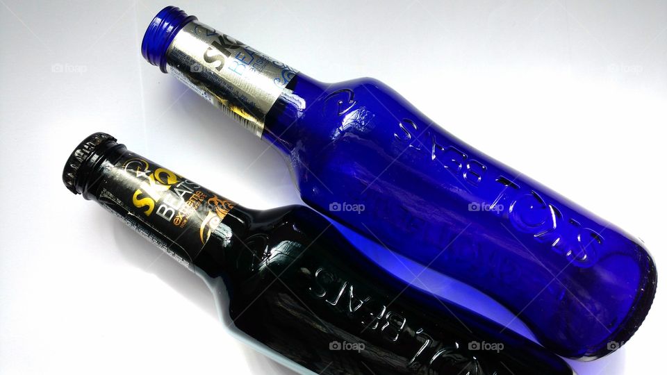 Garrafas coloridas long necks, com design elegante, de cerveja Skol Beats.