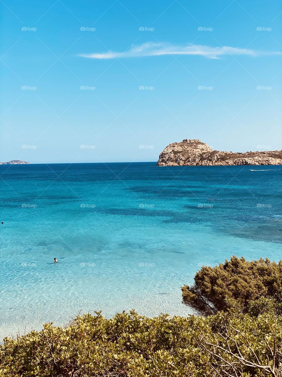 An image of infinite serenity: the sea stretches out calmly, merging with the horizon where sky and water meet in an endless embrace.