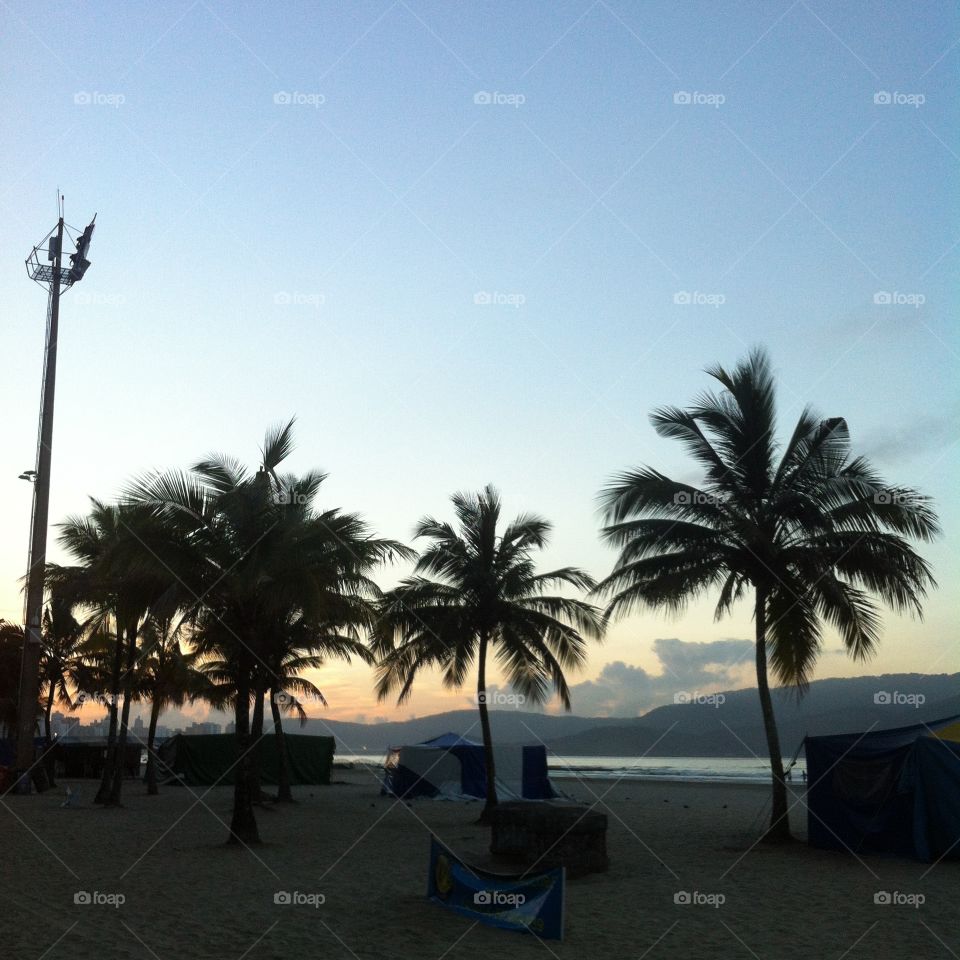 Um amanhecer de dia qualquer no Litoral Paulista. A belíssima praia de Santos e sua natureza tropical. 