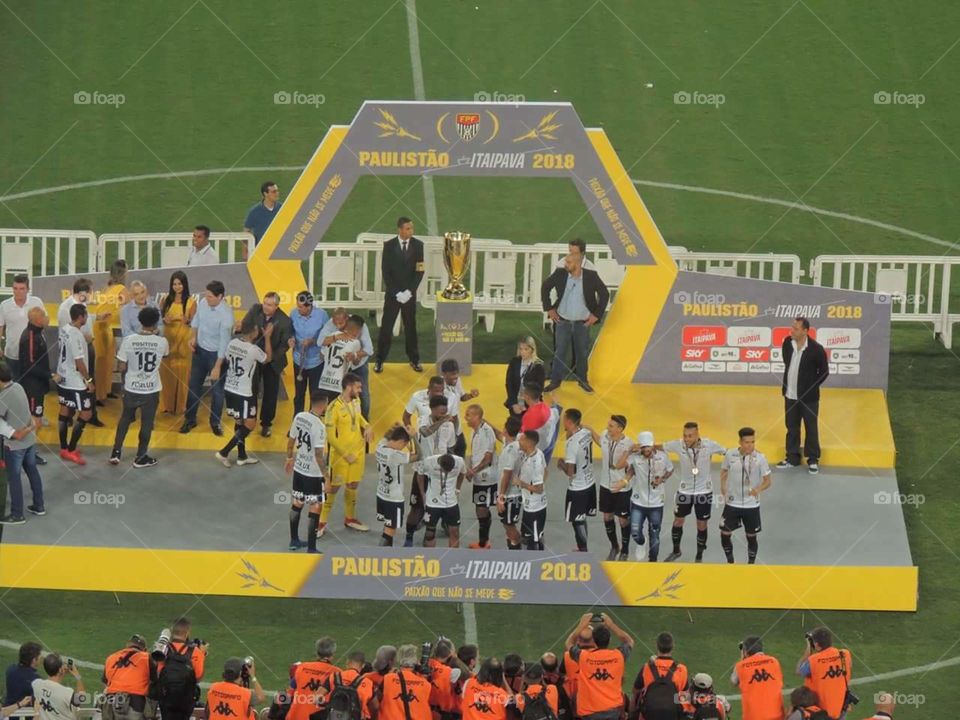 O Time do Corinthians campeão paulista 2018 todos os jogadores recebendo a taça de campeão paulista