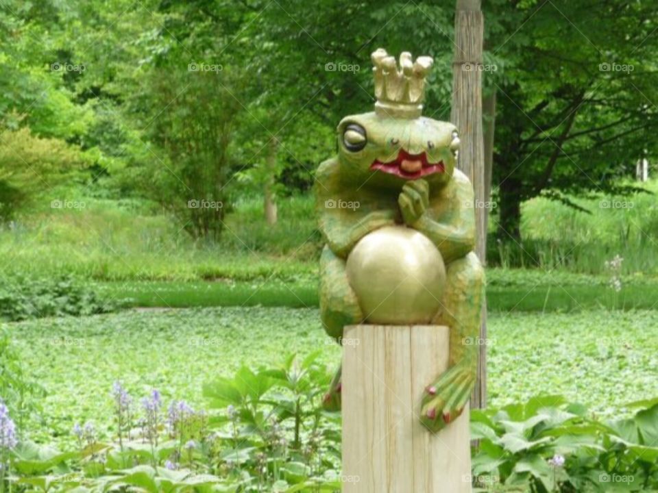 Frog statue outside palace in Austria.  Perhaps it's a prince waiting to be kissed 🤔🐸👑