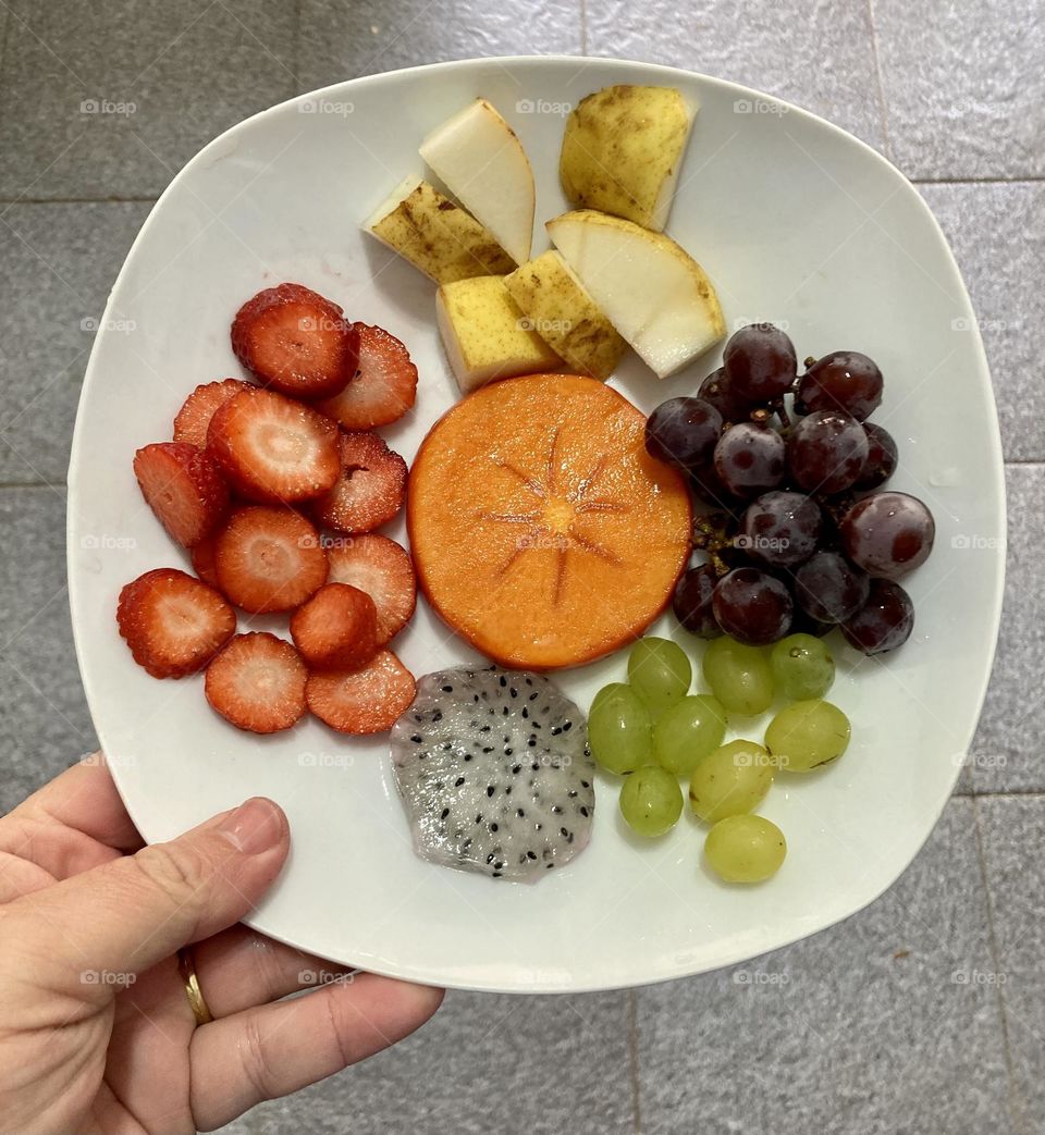 Delicious fruits for dessert: today we have strawberry, pear, grapes, pitaya and persimmon! / Frutas deliciosas para a sobremesa: hoje temos morango, pêra, uvas, pitaia e caqui!