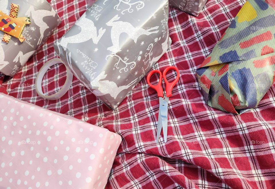 Gifts - wrapping presents