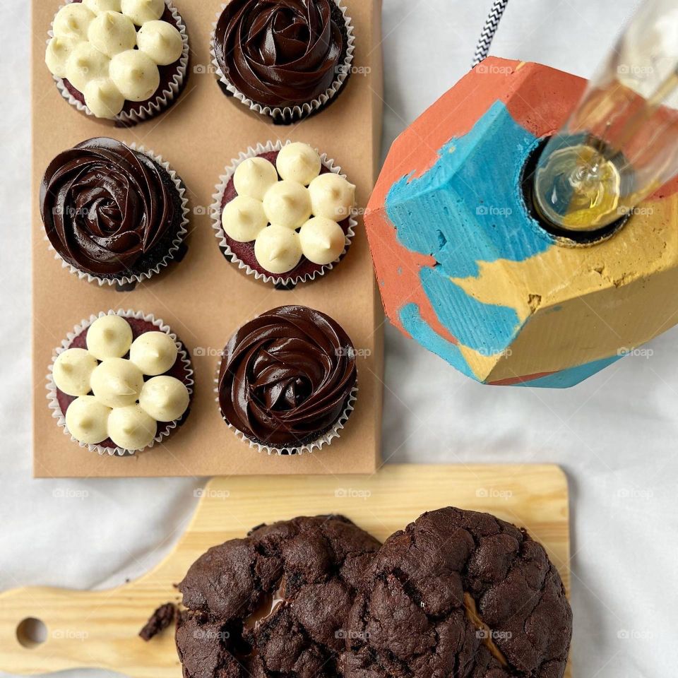 Homemade Chocolate and cream cupcakes and chunky cookies 