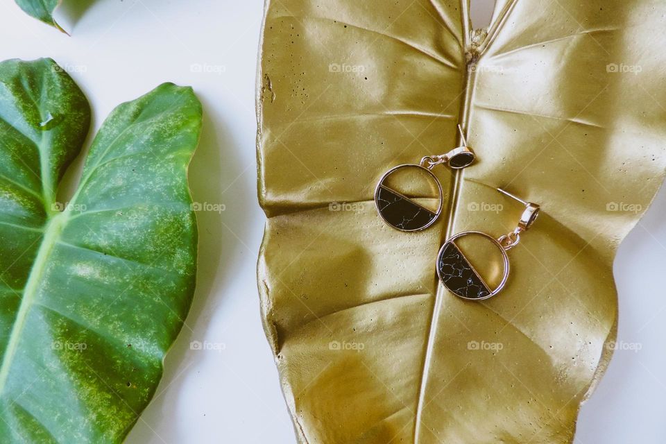 Jóia entre as folhas