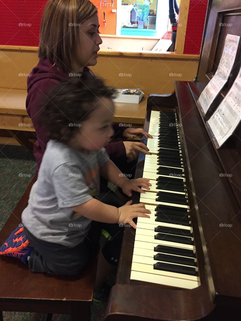 Little hand leaning the piano 