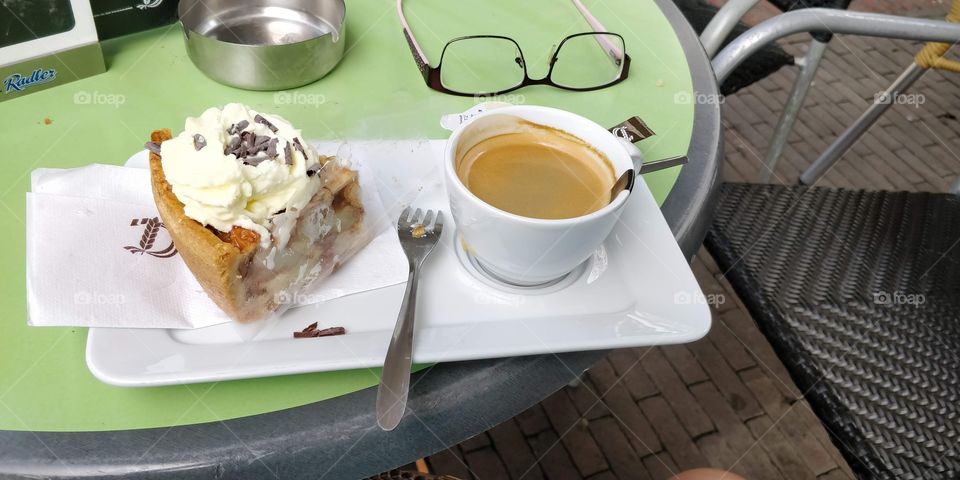 desayuno con café y esquina de cake