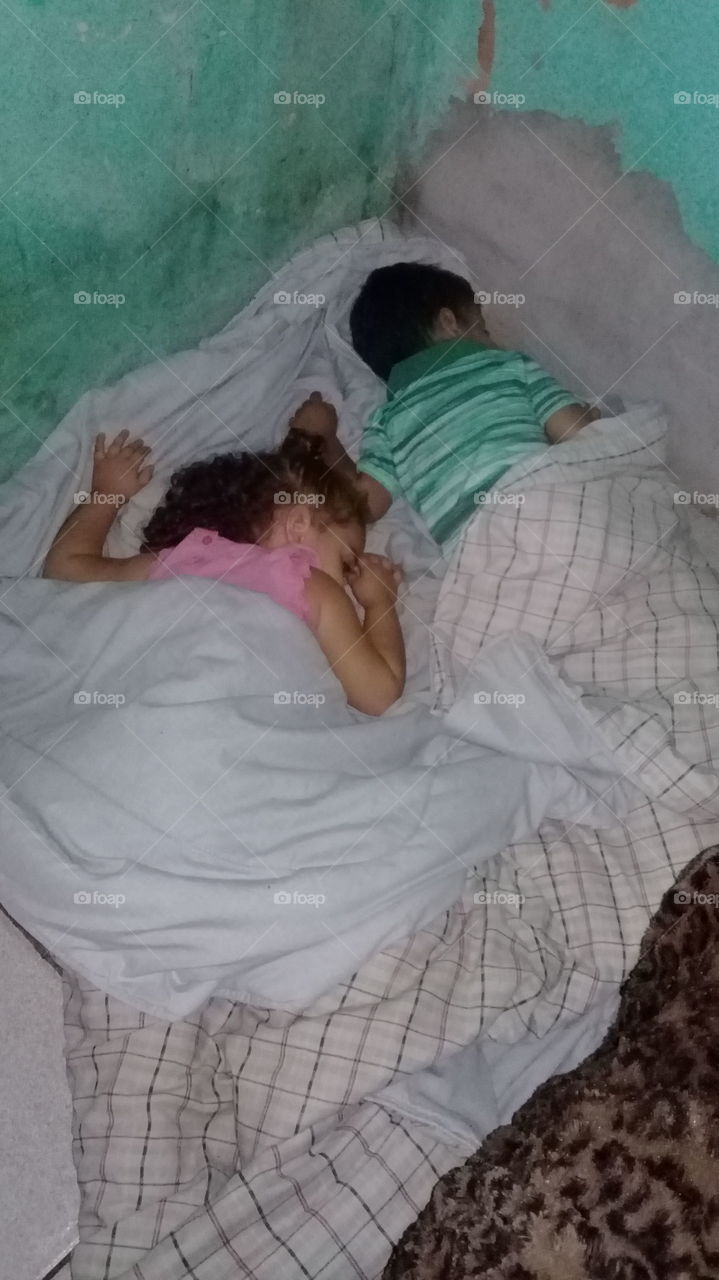meus nenens dormindo minha familia