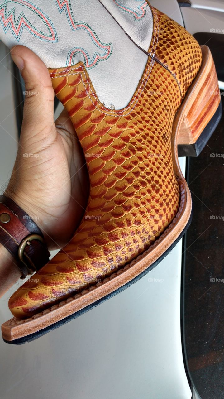 Bota Aladim, exótica, design artístico. Couro bovino estilo cobra.