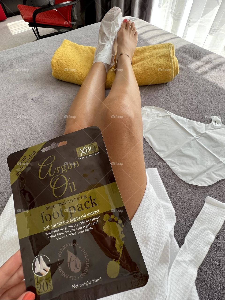 Deep moisturising Argan Oil foot pack with Moroccan argan oil extract. Penetrates deep into the skin to reduce callus buildup and help repair and soften cracked, split heels. Love this beauty product for foot home treatment .