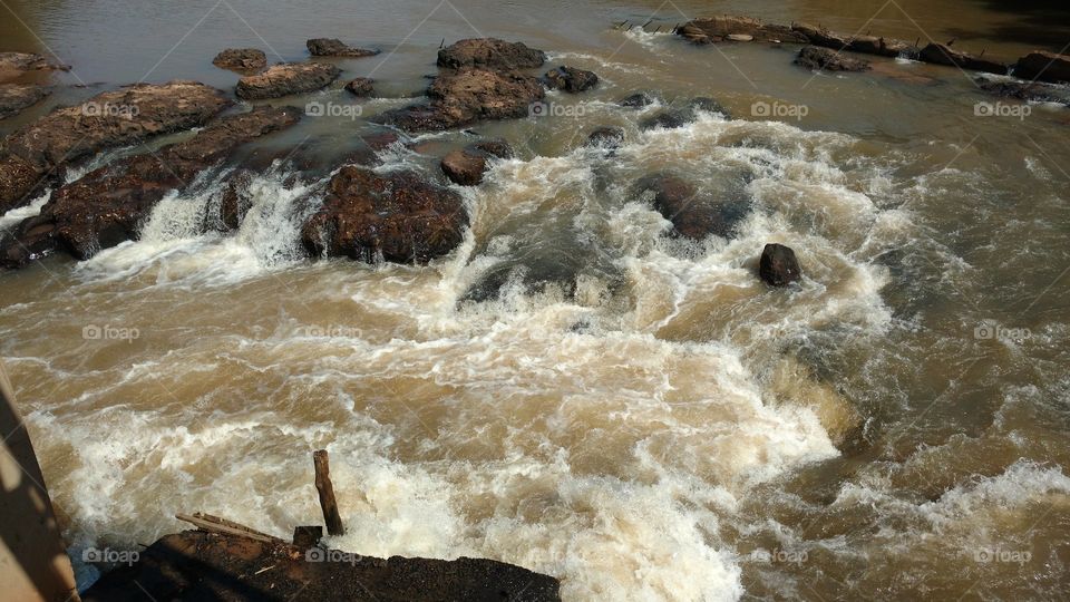 Correnteza sobre as pedras do rio.