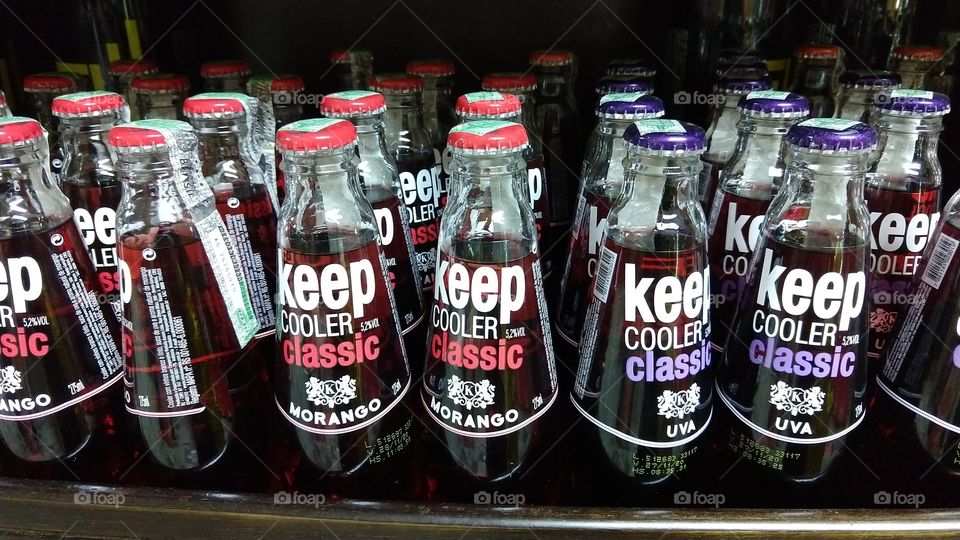 Garrafinhas de bebidas keep Cooler Classic, morango e uva.