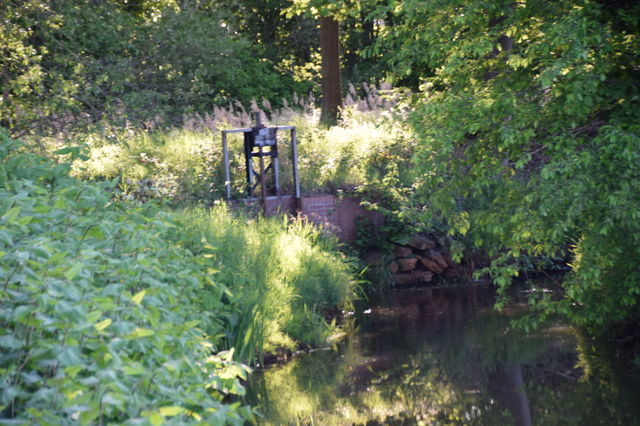 Bach mit kleiner Schleuse