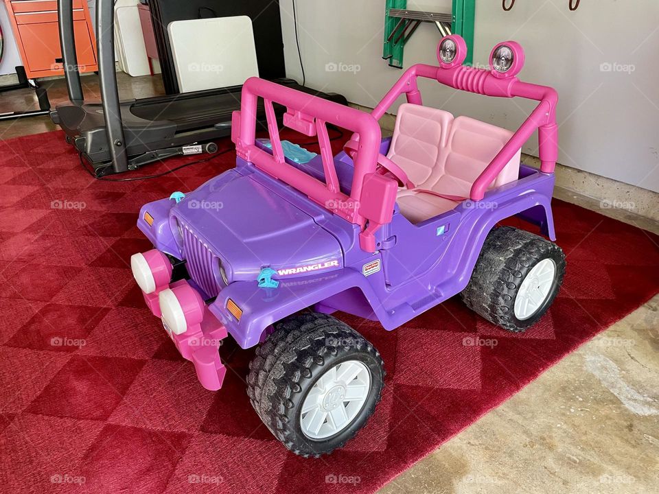 Power Wheels Jeep, Barbie Jeep from Power Wheels, parked in the garage, girls riding in Jeeps, Jeeps for toddlers 