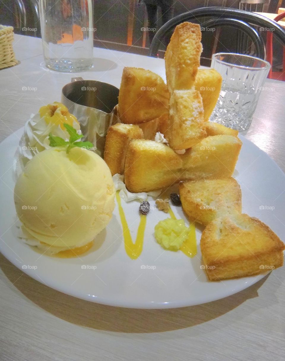 Bow-shaped honey toast with mango ice cream and fresh cream