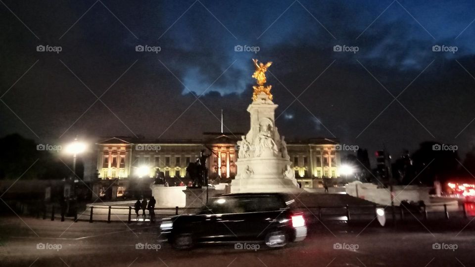 Buckingham palace by night