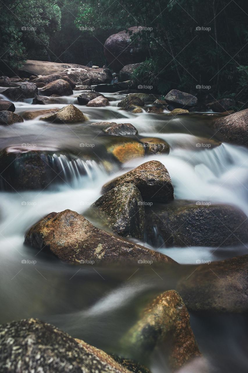 Cachoeira com efeito véu de noiva