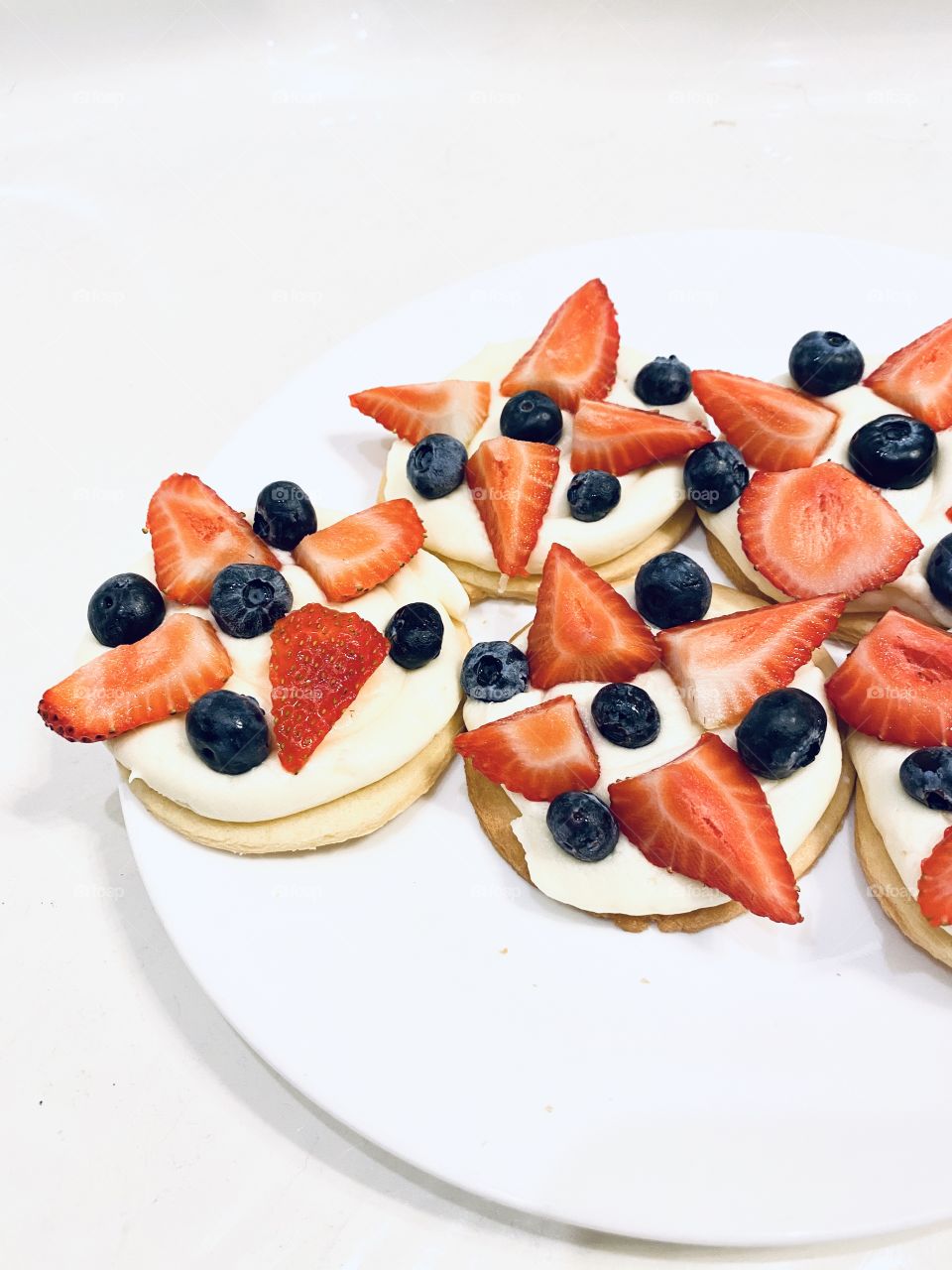 Delicious strawberry and blueberry pizza cookies make for a delicious snack!! 