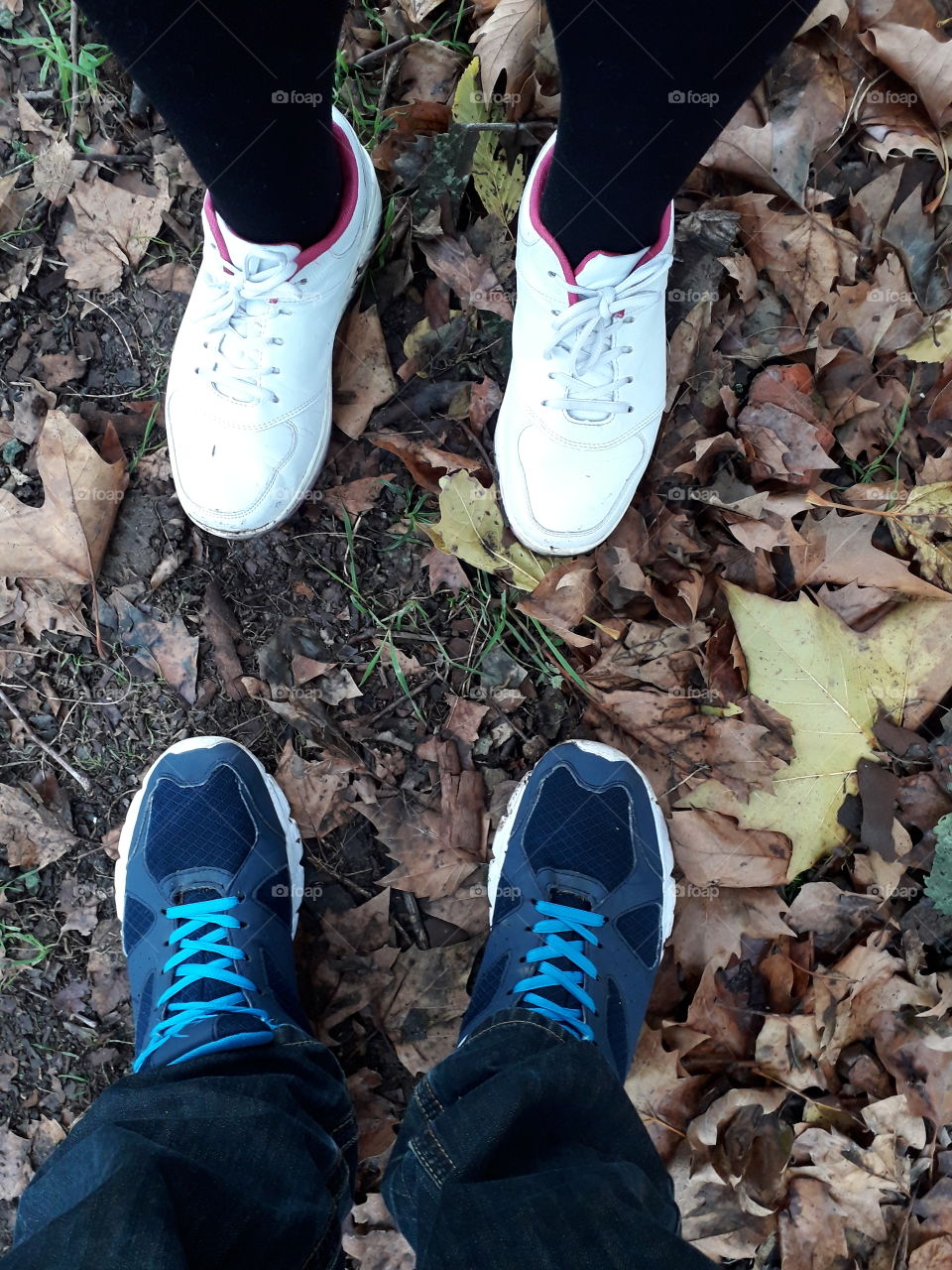 pieds dans les feuilles d'automne